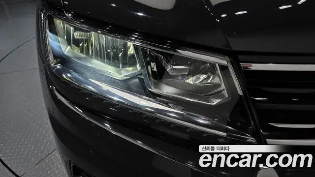 Volkswagen Tiguan 2018 — Şəkil 26/33