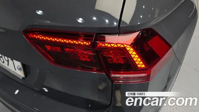 Volkswagen Tiguan 2018 — Şəkil 18/33