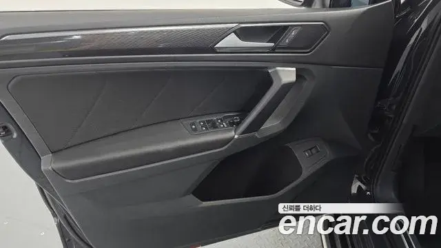 Volkswagen Tiguan 2018 — Şəkil 27/33