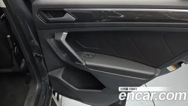 Volkswagen Tiguan 2018 — Şəkil 23/33