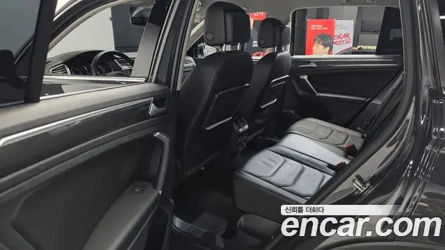 Volkswagen Tiguan 2018 — Şəkil 21/33