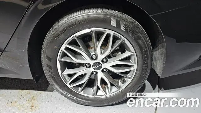 Kia K5 2023 — ფოტო 17/32