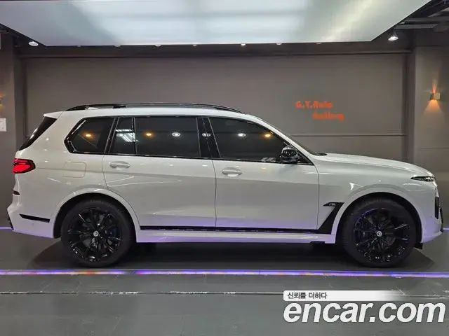 BMW X7 2023 — ფოტო 8/20