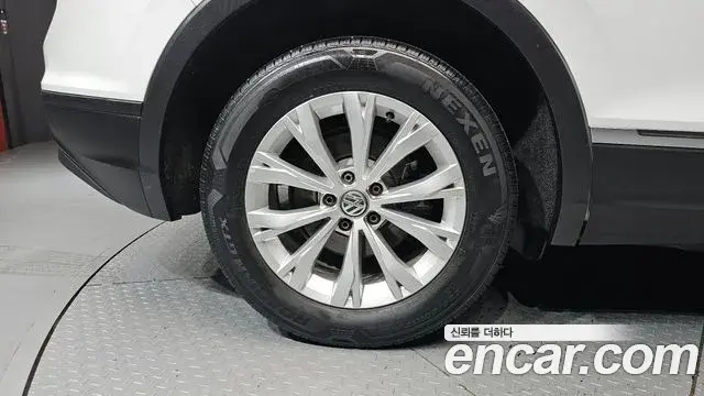 Volkswagen Tiguan 2018 — Şəkil 15/20