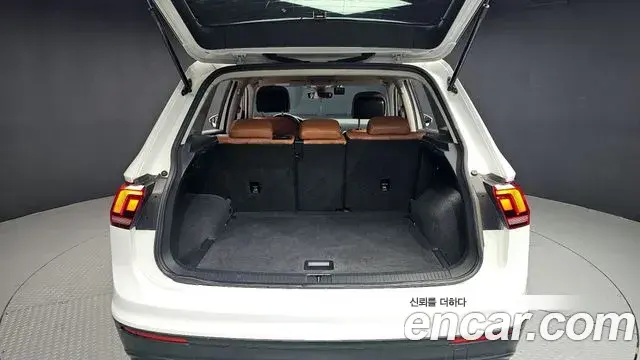 Volkswagen Tiguan 2018 — Şəkil 10/20