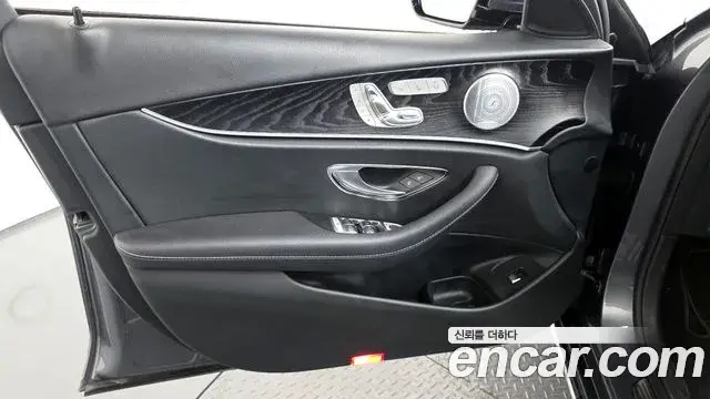 Mercedes-Benz E-Class 2019 — ფოტო 33/34