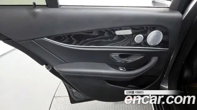 Mercedes-Benz E-Class 2019 — ფოტო 28/34