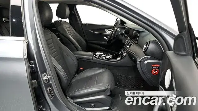 Mercedes-Benz E-Class 2019 — ფოტო 30/34
