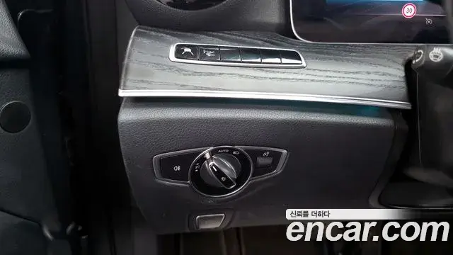 Mercedes-Benz E-Class 2019 — ფოტო 8/34