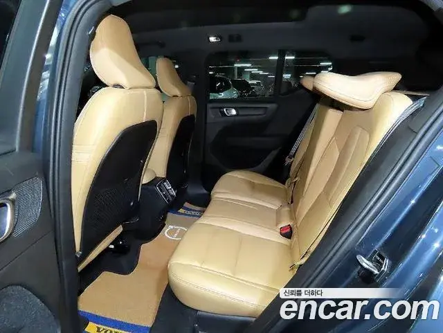 Volvo XC40 2020 — ფოტო 6/20