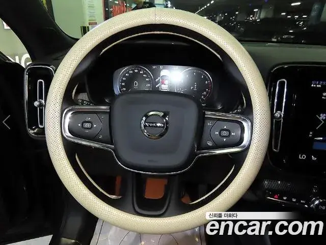 Volvo XC40 2020 — ფოტო 17/20