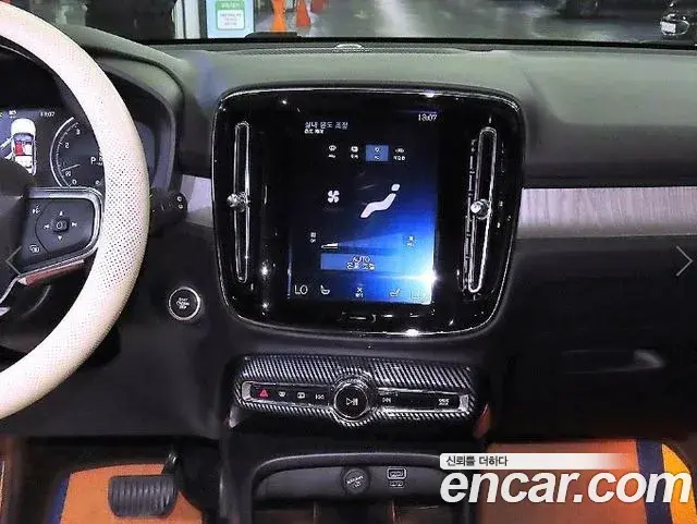 Volvo XC40 2020 — ფოტო 16/20