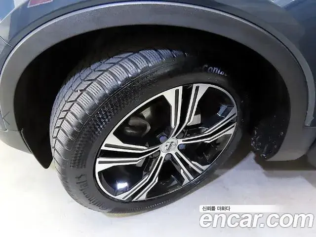 Volvo XC40 2020 — ფოტო 4/20