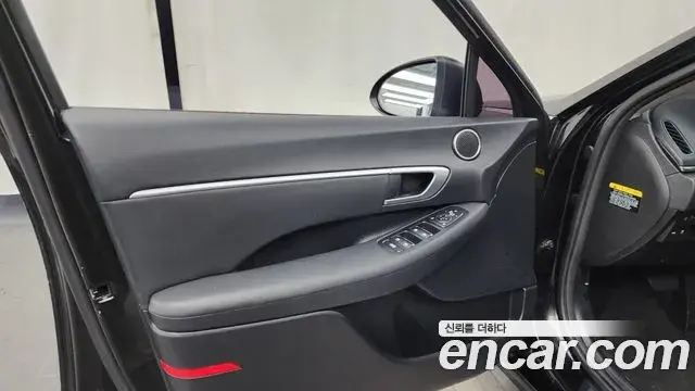 Hyundai Sonata Hybrid 2019 — Photo 1/32
