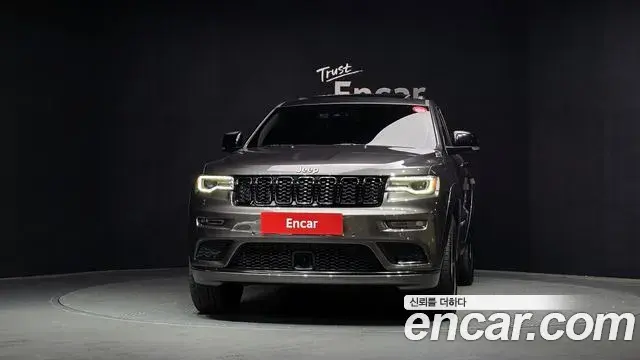 Jeep Grand Cherokee 2021 — ფოტო 16/32