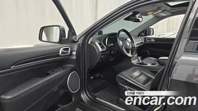 Jeep Grand Cherokee 2021 — ფოტო 17/32