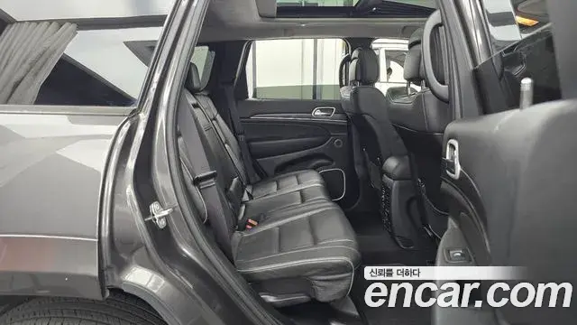 Jeep Grand Cherokee 2021 — ფოტო 21/32