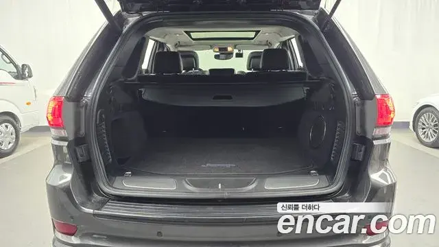 Jeep Grand Cherokee 2021 — ფოტო 8/32