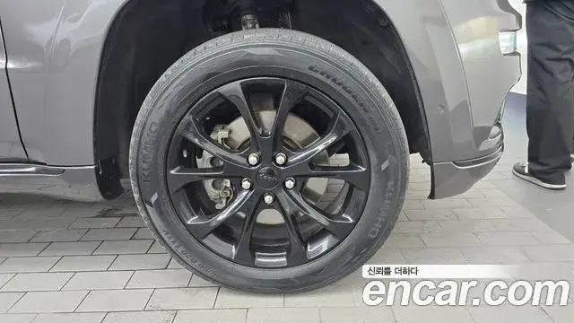 Jeep Grand Cherokee 2021 — ფოტო 24/32