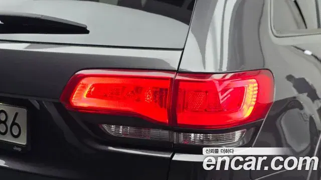 Jeep Grand Cherokee 2021 — ფოტო 22/32