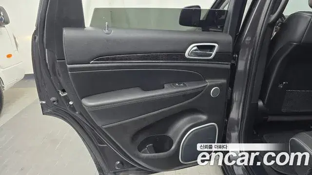 Jeep Grand Cherokee 2021 — ფოტო 18/32