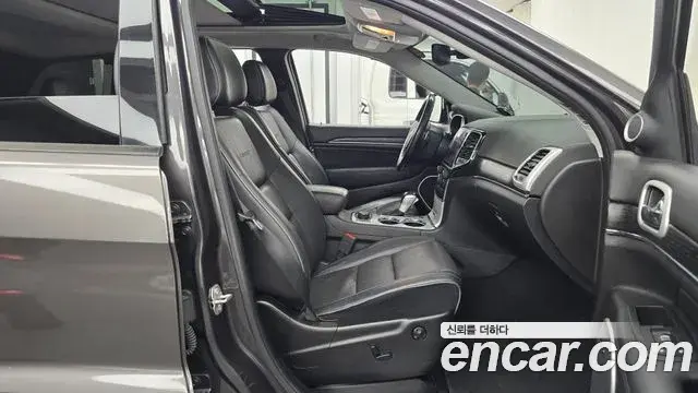 Jeep Grand Cherokee 2021 — ფოტო 26/32