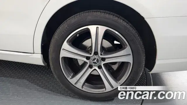 Mercedes-Benz E-Class 2019 — Photo 30/33