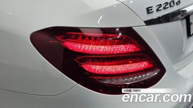 Mercedes-Benz E-Class 2019 — Photo 18/33