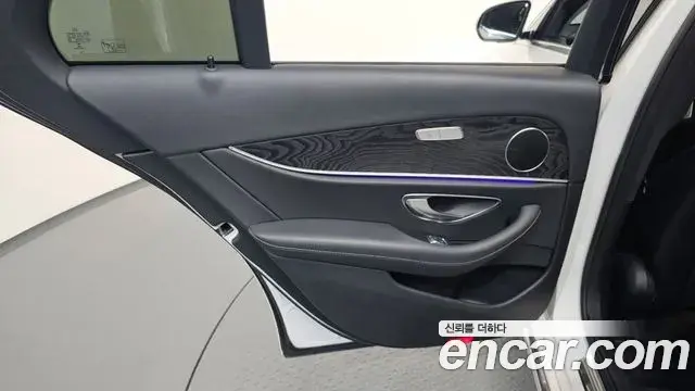 Mercedes-Benz E-Class 2019 — Photo 7/33