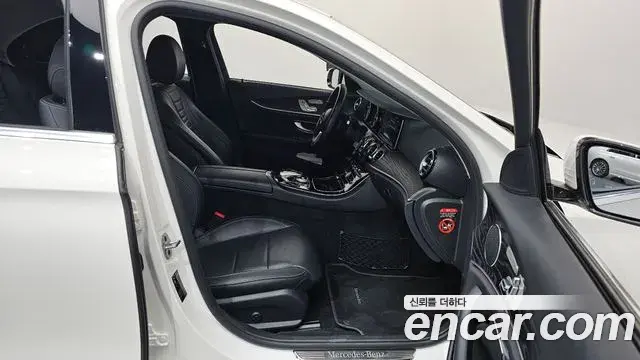 Mercedes-Benz E-Class 2019 — Photo 11/33
