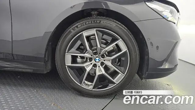 BMW 5 Series 2025 — Şəkil 8/34