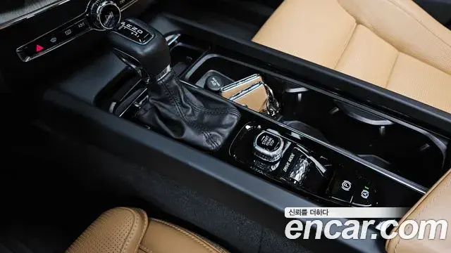 Volvo XC60 2019 — Şəkil 9/30