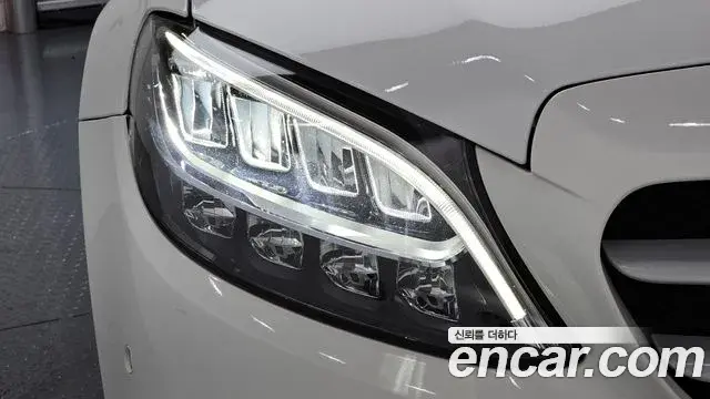 Mercedes-Benz C-Class 2020 — ფოტო 28/30