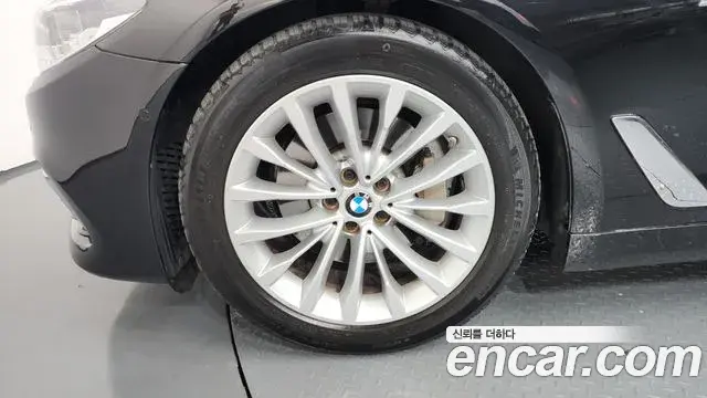 BMW 5 Series 2018 — Фото 4/20