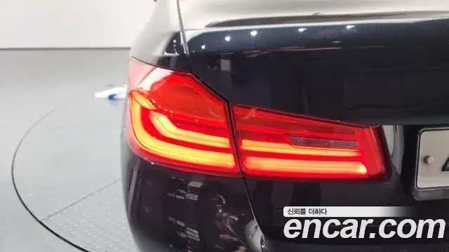 BMW 5 Series 2018 — ფოტო 17/35