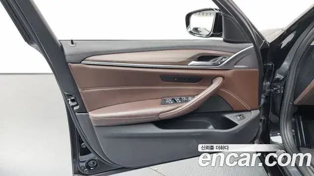 BMW 5 Series 2018 — ფოტო 8/35