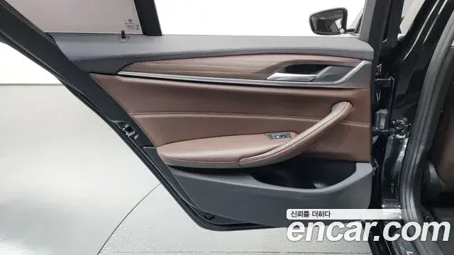 BMW 5 Series 2018 — ფოტო 16/35