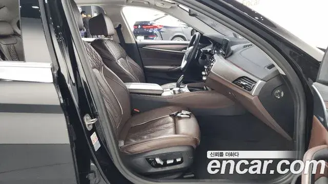 BMW 5 Series 2018 — ფოტო 11/35