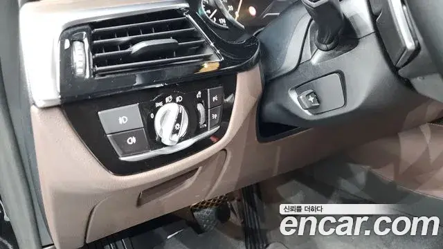 BMW 5 Series 2018 — ფოტო 35/35