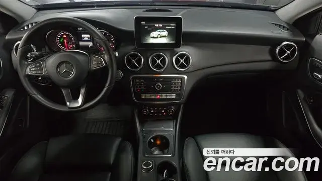 Mercedes-Benz GLA-Class 2018 — Photo 34/36