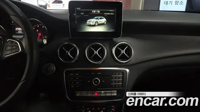 Mercedes-Benz GLA-Class 2018 — Photo 9/36