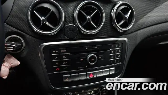 Mercedes-Benz GLA-Class 2018 — Photo 27/36