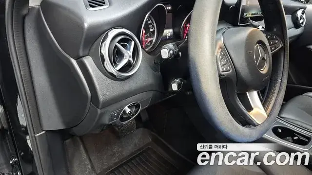 Mercedes-Benz GLA-Class 2018 — Photo 17/36