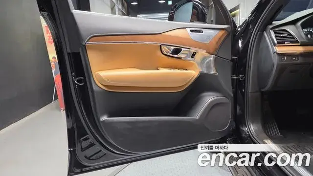 Volvo XC90 2020 — Photo 15/31