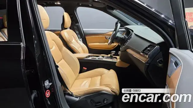Volvo XC90 2020 — Photo 27/31