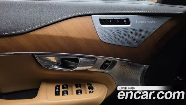 Volvo XC90 2020 — Photo 10/31
