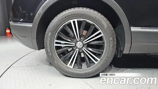 Volkswagen Tiguan 2019 — Photo 6/20