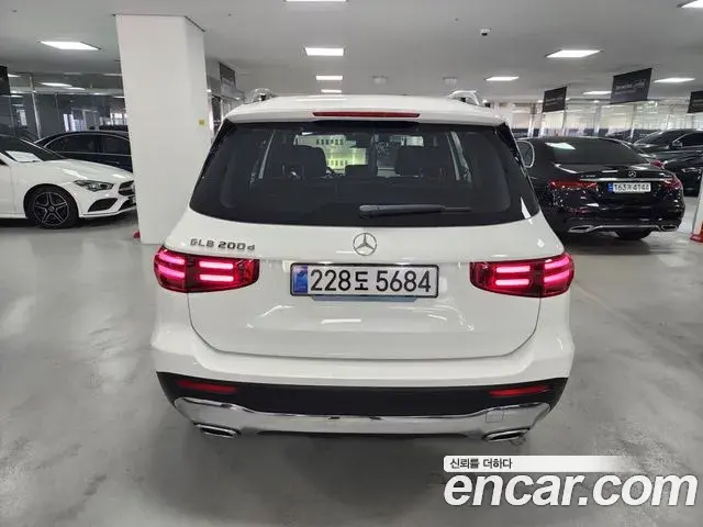 Mercedes-Benz GLB-Class 2025 — Фото 2/9