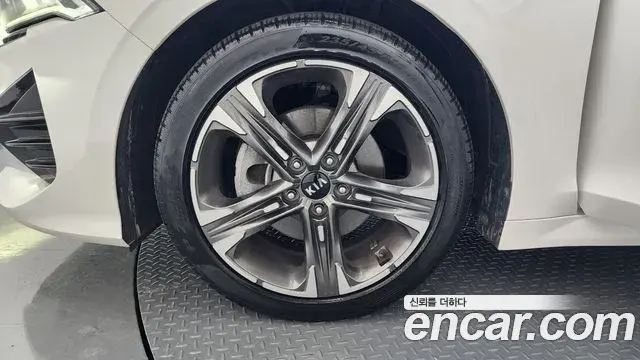Kia K5 2021 — ფოტო 31/33