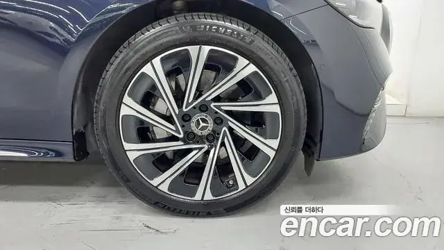 Mercedes-Benz E-Class 2024 — ფოტო 17/17